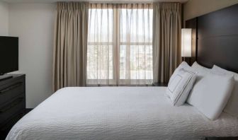 Double bed guest room in Sonesta ES Suites Fairfax Fair Lakes, featuring TV and a window.