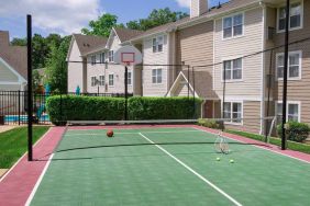 The hotel’s sports court can be used for either basketball or tennis, and is adjacent to pleasant greenery.