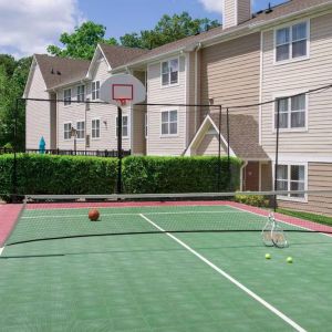 The hotel’s sports court can be used for either basketball or tennis, and is adjacent to pleasant greenery.