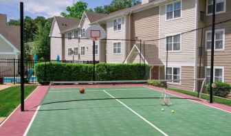 The hotel’s sports court can be used for either basketball or tennis, and is adjacent to pleasant greenery.