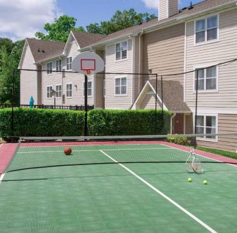 The hotel’s sports court can be used for either basketball or tennis, and is adjacent to pleasant greenery.