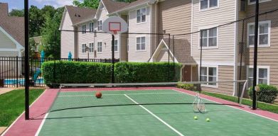 The hotel’s sports court can be used for either basketball or tennis, and is adjacent to pleasant greenery.