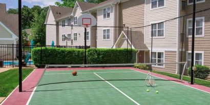 The hotel’s sports court can be used for either basketball or tennis, and is adjacent to pleasant greenery.