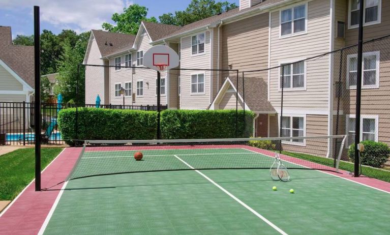 The hotel’s sports court can be used for either basketball or tennis, and is adjacent to pleasant greenery.