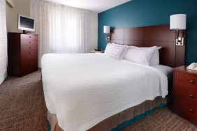 Double bed guest room in Sonesta ES Suites Dallas Medical Market Center, featuring a television and a window.