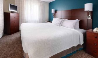 Double bed guest room in Sonesta ES Suites Dallas Medical Market Center, featuring a television and a window.