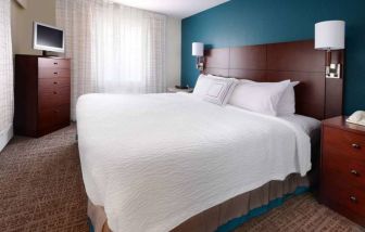 Double bed guest room in Sonesta ES Suites Dallas Medical Market Center, featuring a television and a window.