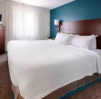 Double bed guest room in Sonesta ES Suites Dallas Medical Market Center, featuring a television and a window.