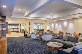 Sonesta Select Pleasant Hill’s lobby lounge is furnished with abundant armchair and sofa seating and coffee tables.