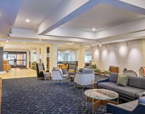 Sonesta Select Pleasant Hill’s lobby lounge is furnished with abundant armchair and sofa seating and coffee tables.