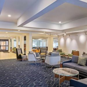 Sonesta Select Pleasant Hill’s lobby lounge is furnished with abundant armchair and sofa seating and coffee tables.