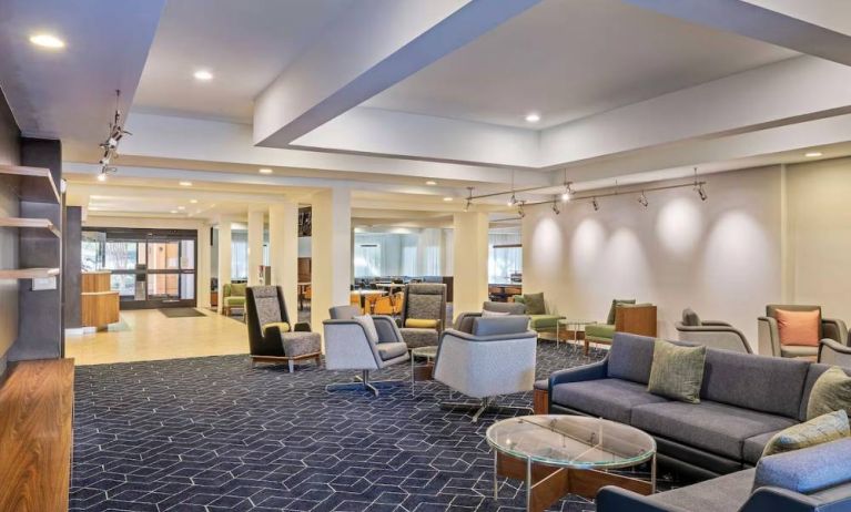 Sonesta Select Pleasant Hill’s lobby lounge is furnished with abundant armchair and sofa seating and coffee tables.