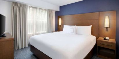 Double bed guest room in Sonesta ES Suites Atlanta Alpharetta North Point Mall, including TV and window.