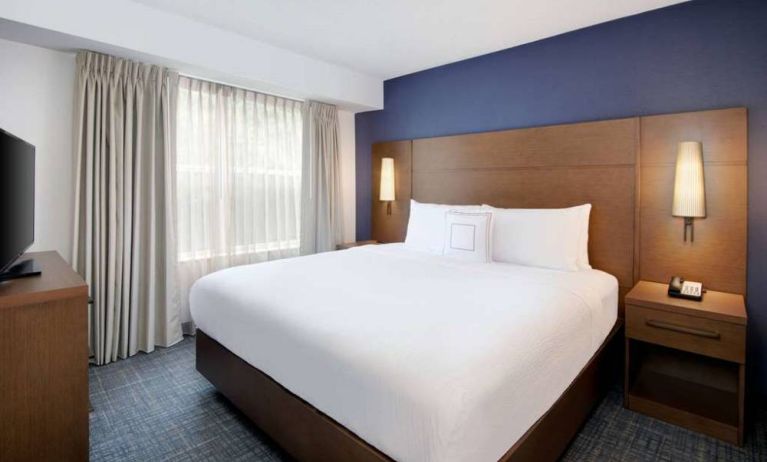 Double bed guest room in Sonesta ES Suites Atlanta Alpharetta North Point Mall, including TV and window.