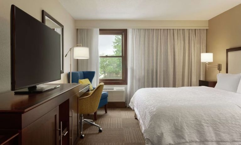 King room with TV and work space at Hampton Inn & Suites Springdale.