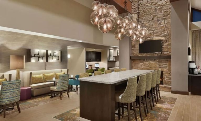 Lounge and coworking space at Hampton Inn & Suites Springdale.