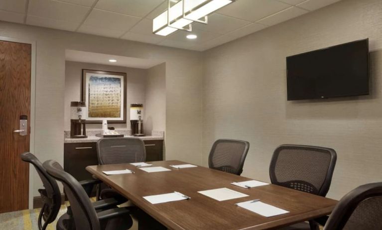 Professional meeting room at Hampton Inn & Suites Springdale.