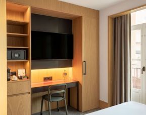 Day use room with TV and work space at Arts Hotel Porto.