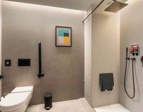 Guest bathroom with shower at Arts Hotel Porto.