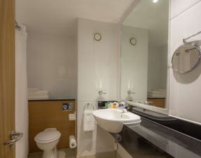 Guest bathroom with shower at Hilton Leicester.