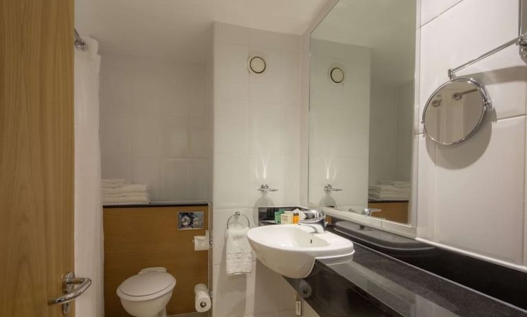 Guest bathroom with shower at Hilton Leicester.