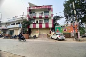 Hotel exterior and parking at Pradhan Stay Sohna Near Bus Stand.