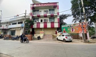 Hotel exterior and parking at Pradhan Stay Sohna Near Bus Stand.