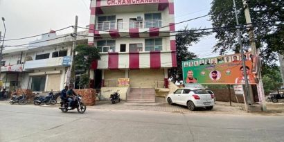 Hotel exterior and parking at Pradhan Stay Sohna Near Bus Stand.