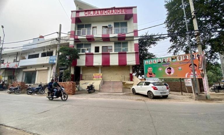 Hotel exterior and parking at Pradhan Stay Sohna Near Bus Stand.