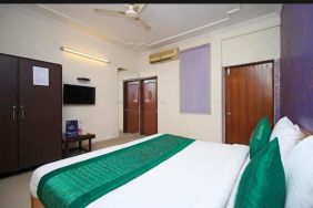 Day use room with TV and AC at Hotel Smart Stay. 