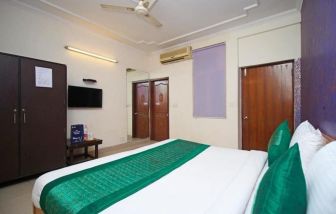 Day use room with TV and AC at Hotel Smart Stay. 