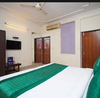 Day use room with TV and AC at Hotel Smart Stay. 