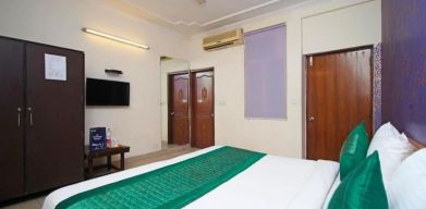 Day use room with TV and AC at Hotel Smart Stay. 