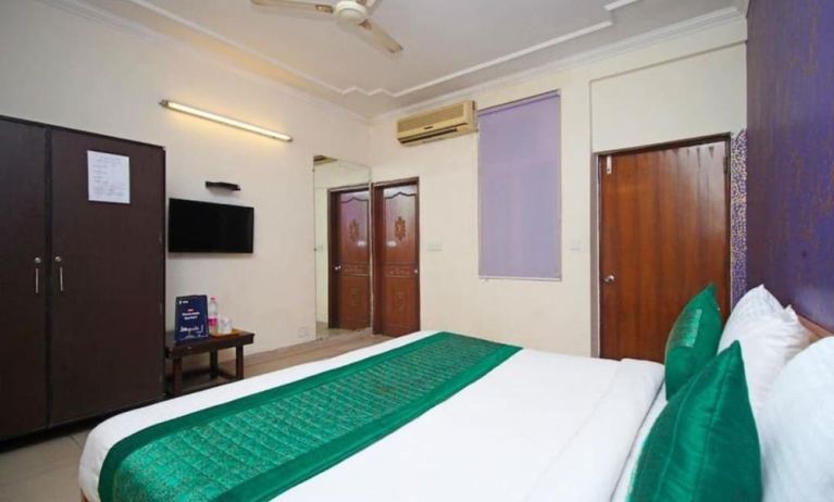 Day use room with TV and AC at Hotel Smart Stay. 