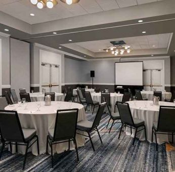 Professional meeting room at Embassy Suites By Hilton San Rafael Marin County.
