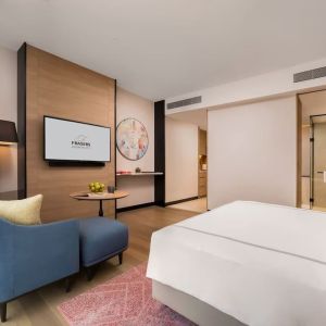 Spacious king room with TV at Capri By Fraser Bukit Bintang.