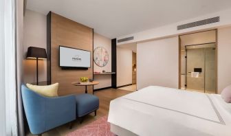 Spacious king room with TV at Capri By Fraser Bukit Bintang.