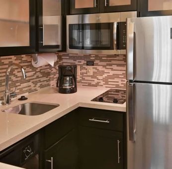 In-room kitchen at Sonesta ES Suites Fort Lauderdale Plantation.