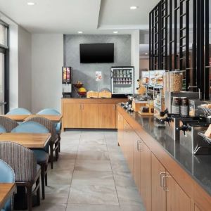 Dining and coworking space at Fairfield Inn & Suites By Marriott New York Staten Island.