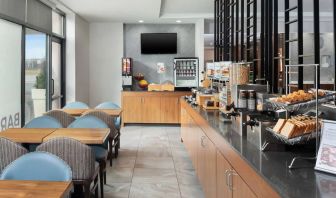 Dining and coworking space at Fairfield Inn & Suites By Marriott New York Staten Island.