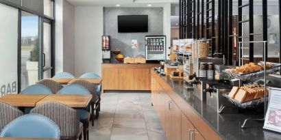 Dining and coworking space at Fairfield Inn & Suites By Marriott New York Staten Island.