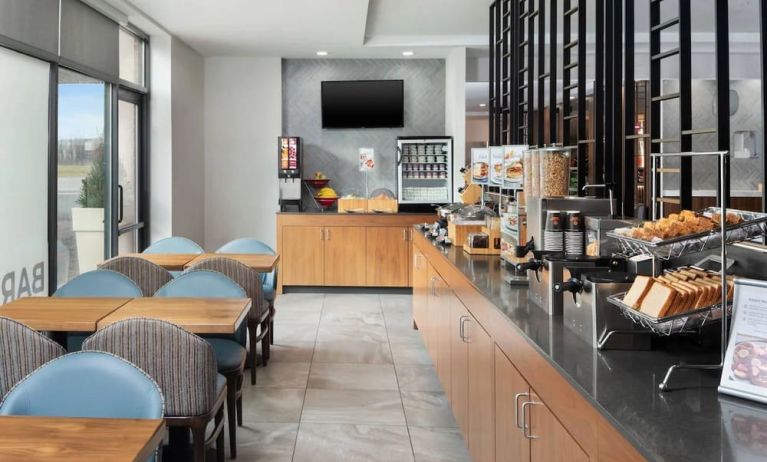 Dining and coworking space at Fairfield Inn & Suites By Marriott New York Staten Island.