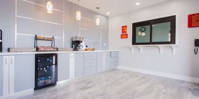 Kitchen and dining area at Palace Inn I-10 West & Beltway 8.