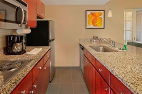 Day rooms equipped with in-room kitchen at Residence Inn Boston Tewksbury.
