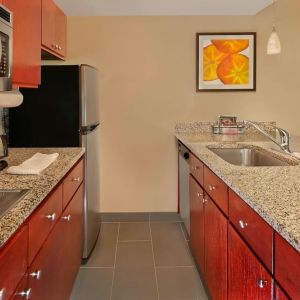 Day rooms equipped with in-room kitchen at Residence Inn Boston Tewksbury.
