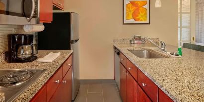 Day rooms equipped with in-room kitchen at Residence Inn Boston Tewksbury.
