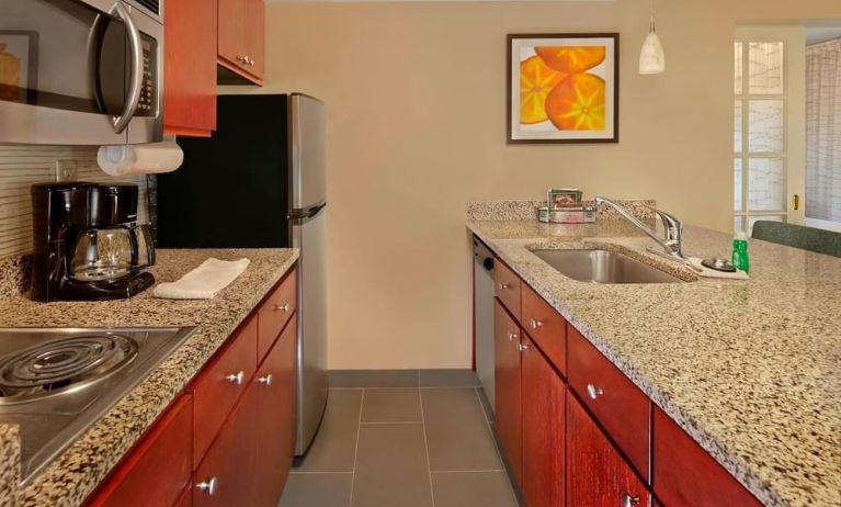 Day rooms equipped with in-room kitchen at Residence Inn Boston Tewksbury.
