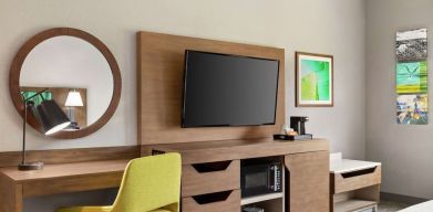 Day use room with work station at Hampton Inn & Suites Miami Kendall. 