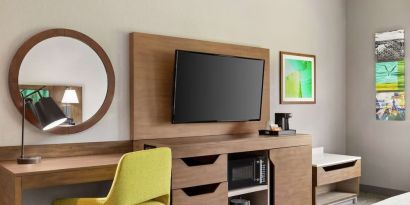 Day use room with work station at Hampton Inn & Suites Miami Kendall. 