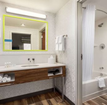 Guest bathroom with shower at Hampton Inn & Suites Miami Kendall. 